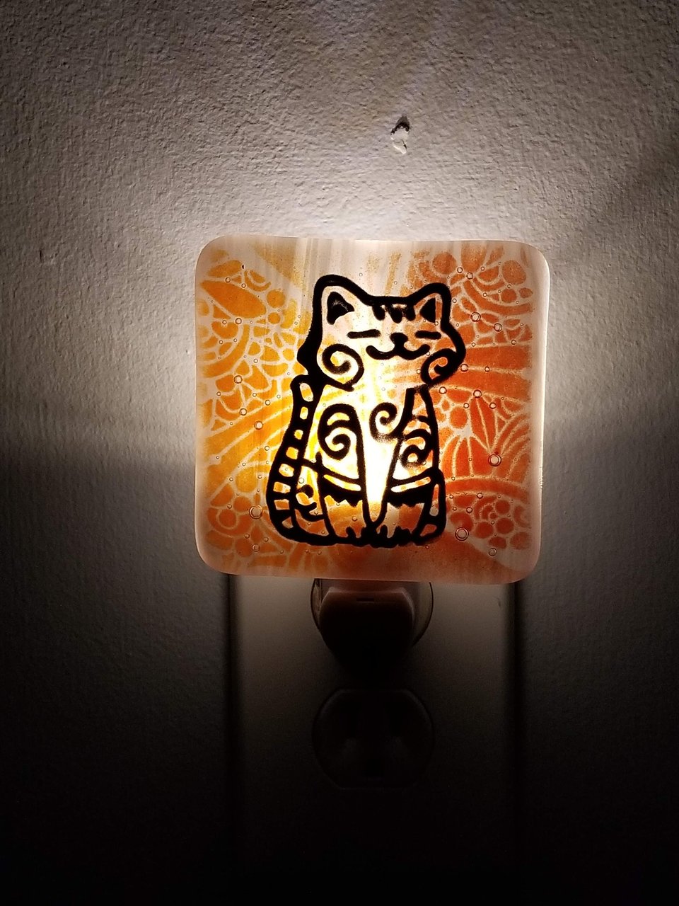 Fused Glass Line Art Cat on Red and Orange LED Dusk to Dawn Nightlight