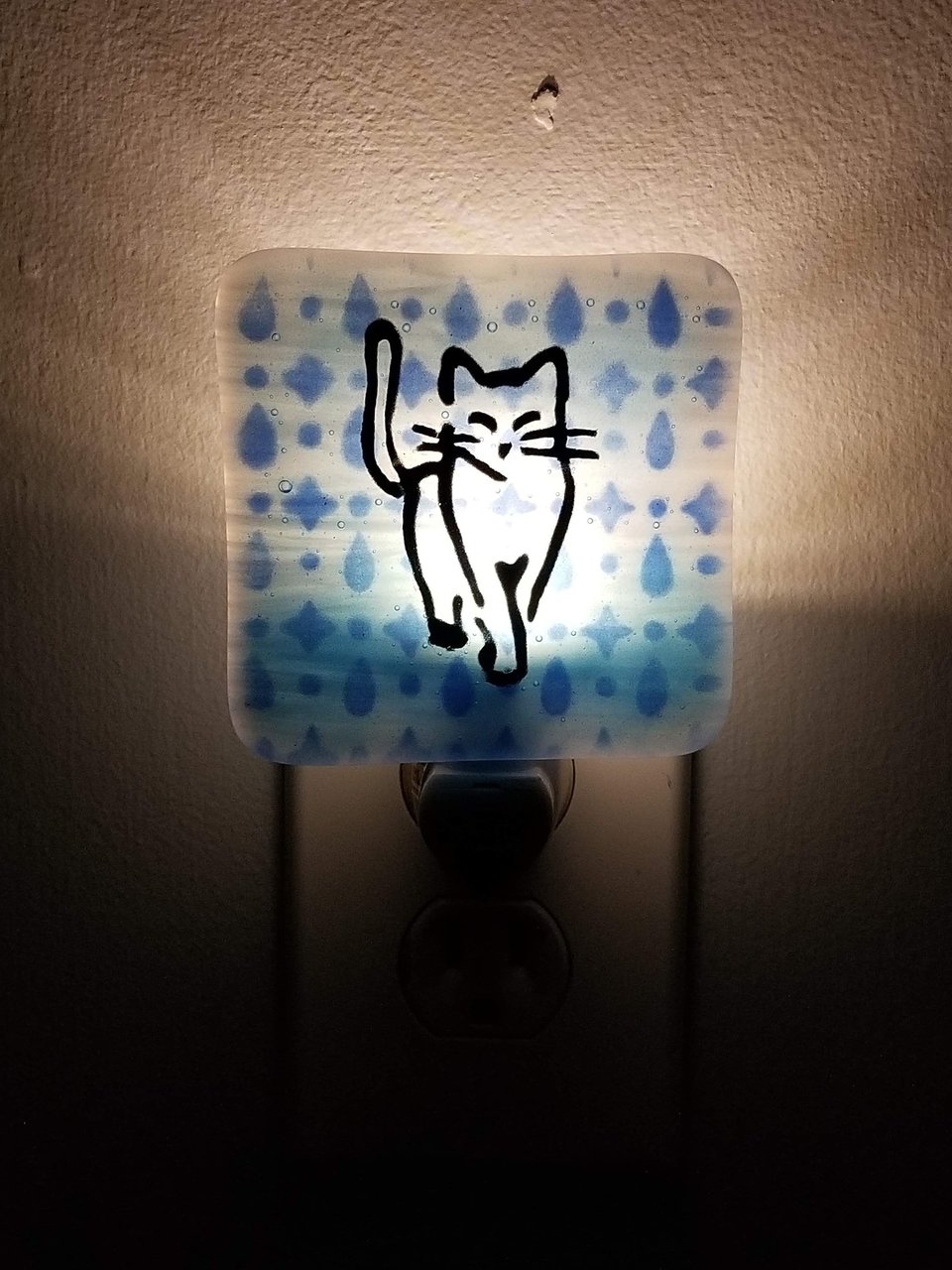 Fused Glass Line Art Cat on Blue LED Dusk to Dawn Nightlight